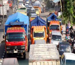 Ilustrasi kendaraan barang dilarang melintas di Pekanbaru (foto/int)